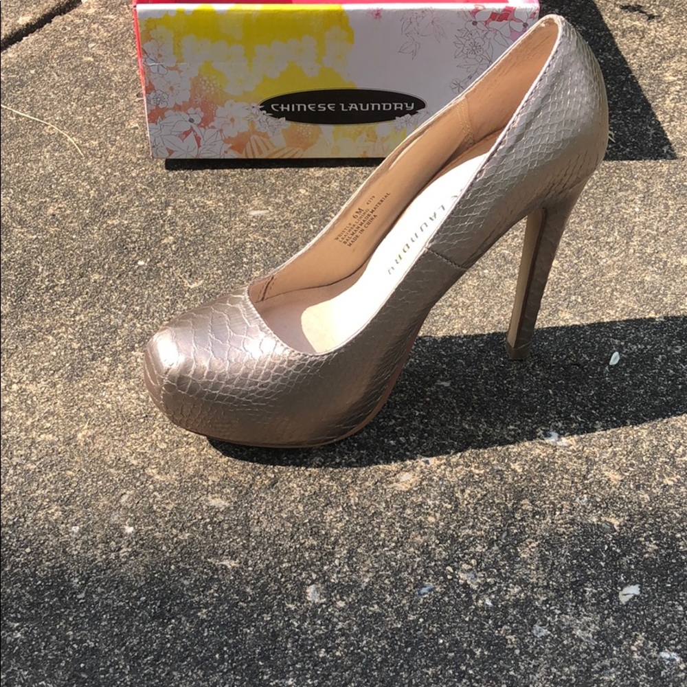 Chinese laundry metallic rose gold whistle pump